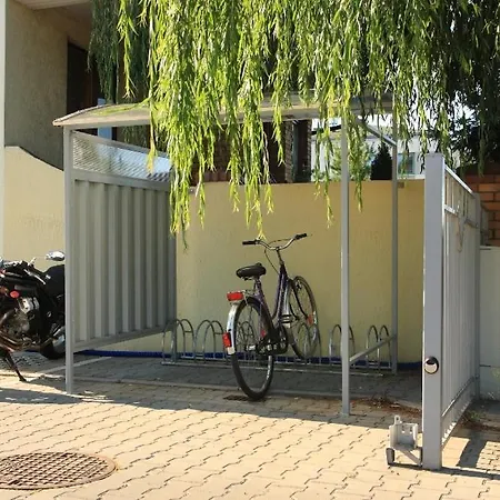 Hostel Leo *